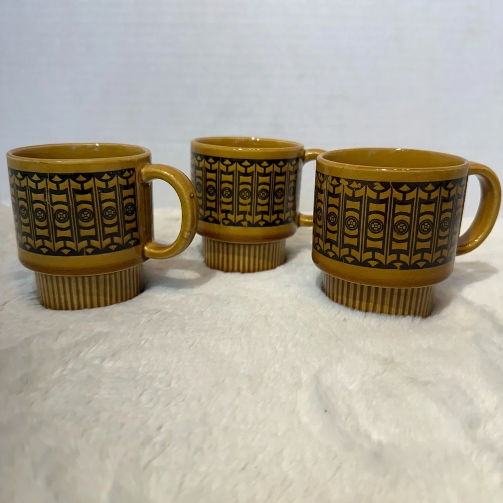 Vintage set of 3 stackable gold & brown pattern ceramic coffee mugs